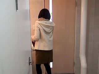 Asian bombshell pissing